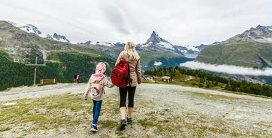 voyageur dans la prairie alpine, suisse photo