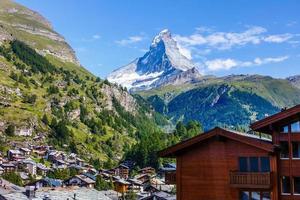 matinée d'été ensoleillée dans le village de zermatt avec le pic du cervin en arrière-plan. belle scène en plein air dans les alpes suisses, suisse, europe. photo