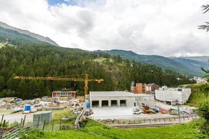 travaux de contraction dans les Alpes. zermatt, suisse. matériel à chenilles. photo