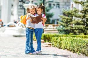 heureux enfants filles petite amie écolière étudiant école primaire photo