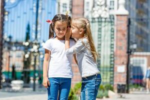 deux amies écolières adolescentes. dans le parc de la ville d'été. photo