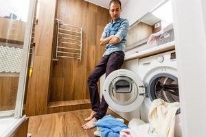 un détail d'un homme mettant une charge de linge photo