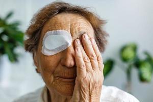 photo en gros plan de l'œil blessé d'une femme âgée