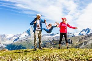 trekking en famille, maman, père et fille camping photo