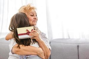 petite-fille donne un cadeau à grand-mère photo