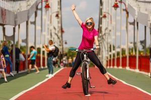 femme faisant du vélo avec ses jambes en l'air photo