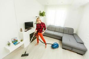 stérilisation de la maison, de l'appartement et de la chambre, nettoyage, aspiration avec aspirateur à l'époque des virus dangereux. photo