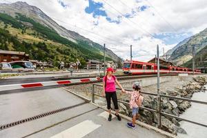 Sentier de randonnée pédestre en famille dans les montagnes en été, train des alpes photo