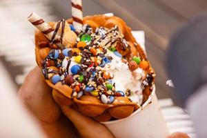 gaufre à bulles de crème glacée à la vanille avec des bonbons photo