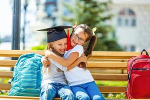 concept de carrière féminine réussie. joyeuse petite fille étudiante en mathématiques en chapeau de graduation sur fond d'école photo