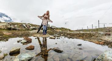 mère et enfants se promenant dans un environnement montagneux photo