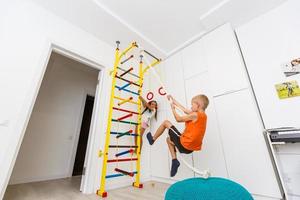 mur suédois de sports pour enfants photo