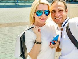 vacances d'été, technologie, amour, relation et concept de rencontres - couple souriant prenant selfie avec smartphone dans la ville