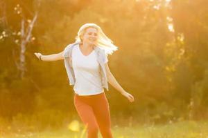 belle jeune femme blonde seule dans le parc photo