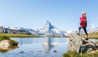 femme au sommet de la montagne du paysage de montagne autour du lac et du ciel bleu. photo