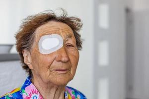 femme âgée opérée d'un œil photo