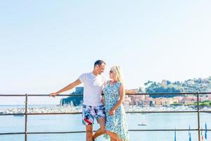 une femme et un homme s'appuient sur une balustrade classique sur le remblai photo