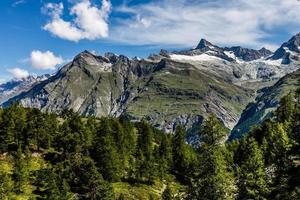 panorama de montagne dans les alpes suisses, ciel nuageux. photo