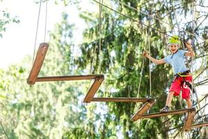 un enfant se déplace sur un parcours de cordes photo