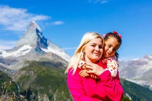 voyage en montagne. deux filles heureuses sur le fond d'un lac de montagne et de montagnes en arrière-plan photo