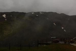 panorama de la couche nuageuse du sommet de la montagne sur les alpes suisses photo