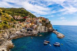 plage de pierre en italie, ressemble à un petit village au bord de la mer photo