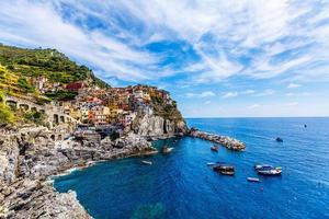 vue panoramique sur les maisons colorées du village des cinque terre riomaggiore, manarola photo