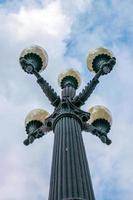 lampadaires sur poteau métallique sur fond de ciel bleu nuageux au soleil de l'après-midi. mise au point sélective. photo