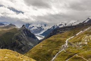 belle tournée d'exploration à travers les montagnes en suisse. photo