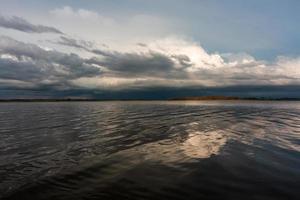 paysage nuageux dans le lac photo