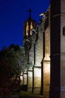 rues et vues d'une petite ville espagnole la nuit photo