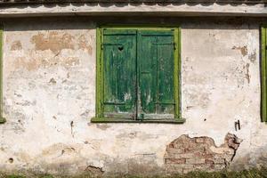 vieilles maisons traditionnelles en lettonie photo