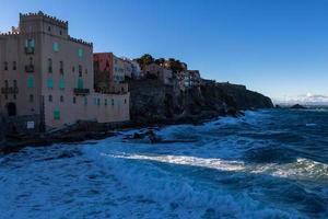 vues d'une petite ville du sud de la france photo