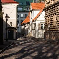 vue sur le centre-ville de riga par une matinée ensoleillée photo