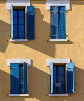 vues d'une petite ville du sud de la france photo