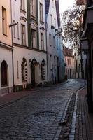 vue sur le centre-ville de riga par une matinée ensoleillée photo