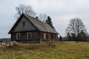 vieilles maisons traditionnelles en lettonie photo