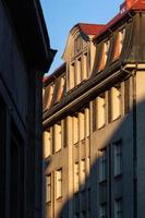 vue sur le centre-ville de riga par une matinée ensoleillée photo