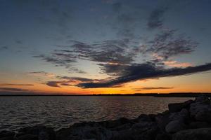 coucher de soleil avec des nuages sombres photo