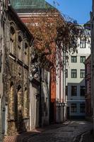 vue sur le centre-ville de riga par une matinée ensoleillée photo