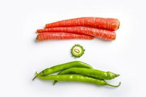 concept pour le jour de l'indépendance indienne et le jour de la république, les légumes sont disposés sur fond blanc comme le drapeau tricolore indien. photo