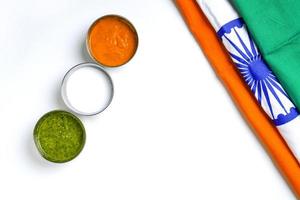 concept pour le jour de l'indépendance indienne et le jour de la république, drapeau indien tricolore sur fond blanc photo