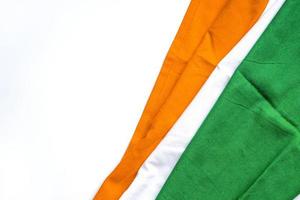 concept pour le jour de l'indépendance indienne et le jour de la république, drapeau indien tricolore sur fond blanc photo