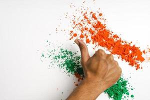 concept pour le jour de l'indépendance indienne et le jour de la république, main avec tricolore sur fond blanc photo