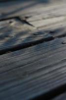 balcon en bois avec lumière du soleil à l'arrière le matin, hors champ profond, texture bois, balcon en bois marron. photo