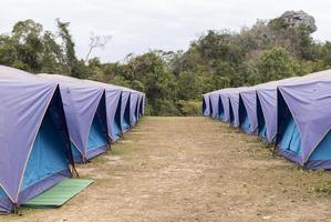 Tentes bleues alignées à doi samoe dao avec dans le parc national de sri nan en thaïlande photo