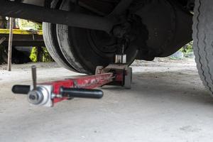 camion changer les roues à l'aide d'un cric de levage. photo