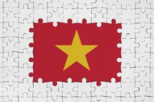 drapeau du vietnam dans le cadre de pièces de puzzle blanches avec partie centrale manquante photo