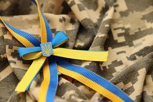 tissu camouflage militaire avec des rayures ukrainiennes sur un ruban photo