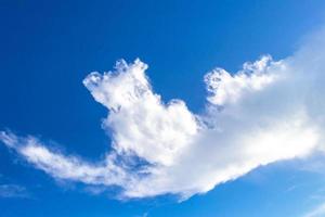 formation de nuages explosifs cumulus dans le ciel au mexique. photo